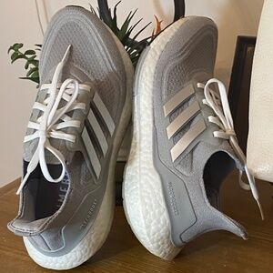 Adidas Primeblue‎ Ultraboost Grey and White Sneakers - Size 8